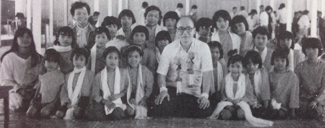 ヨコタ博物館・館長とタイの中学校の子供達
